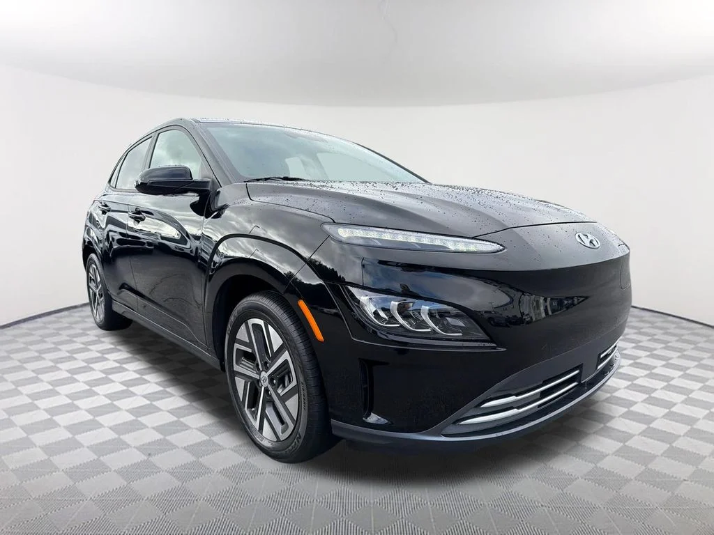 Used 2023 Black Hyundai Limited image 3