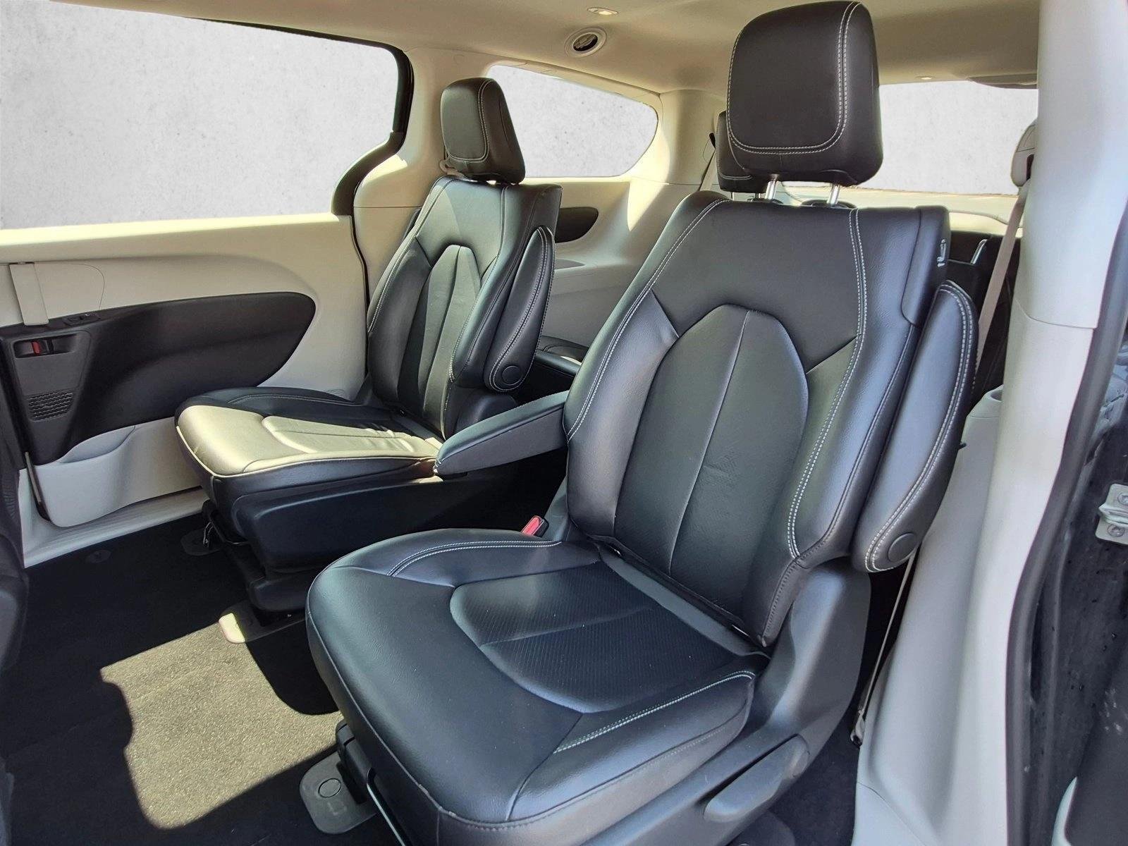 Used 2022 Brilliant Black Crystal Pearlcoat Chrysler Hybrid Touring L image 17