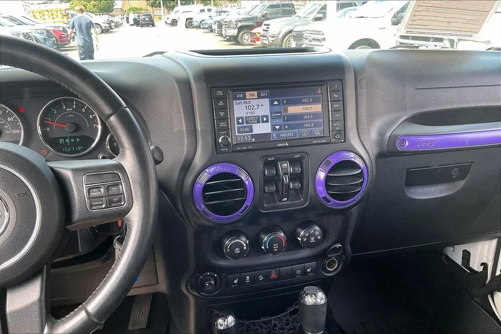 Used 2015 White Jeep Unlimited Sahara image 5