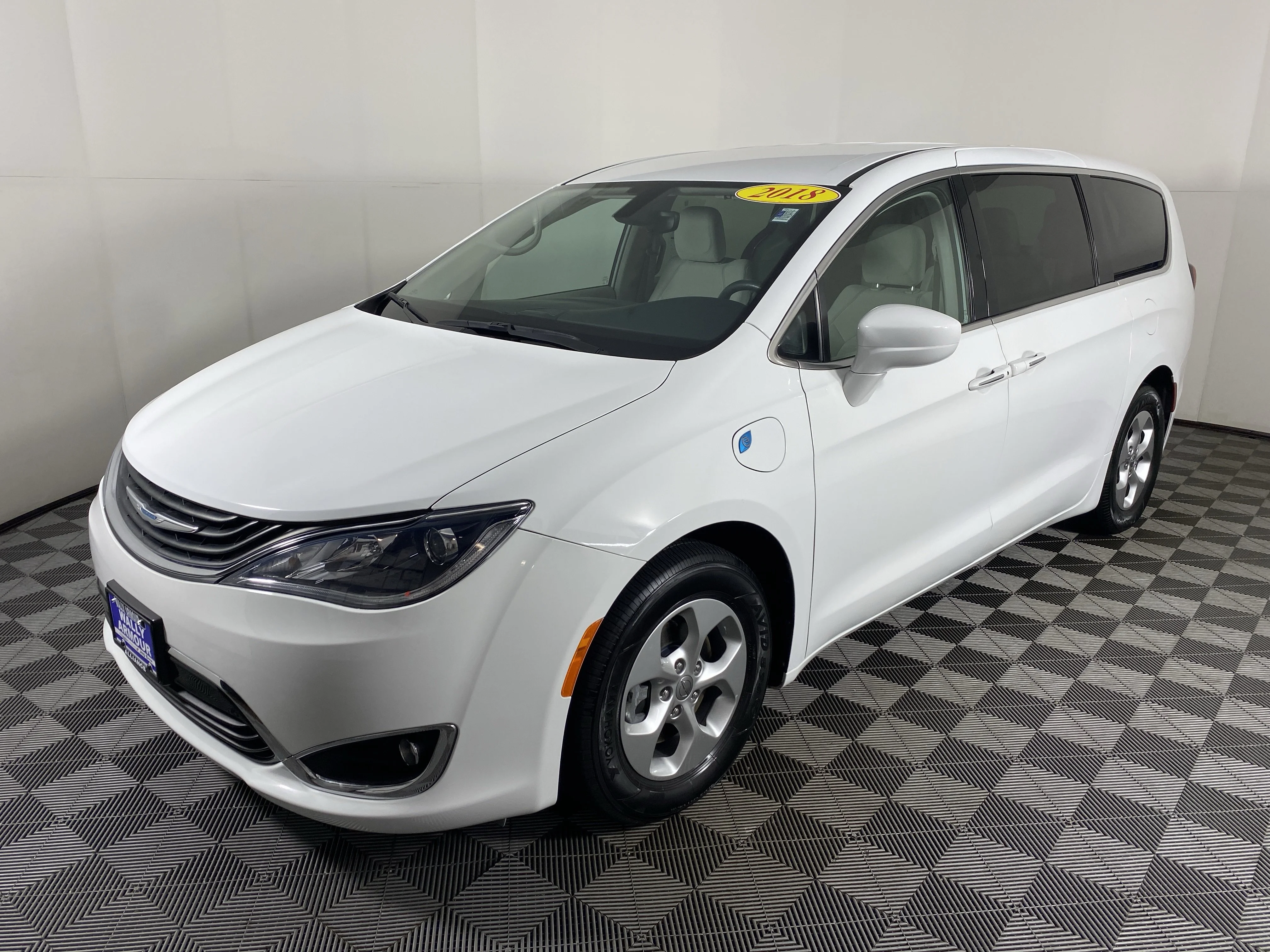 Used 2018 Bright White Clearcoat Chrysler Hybrid Touring Plus image 9