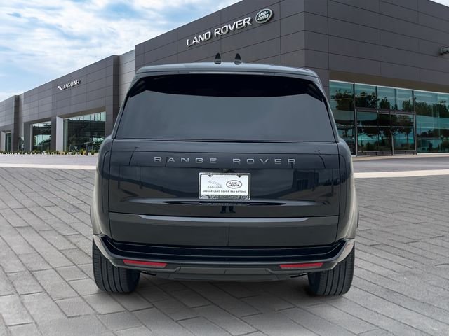Used 2025  Land Rover SE image 4