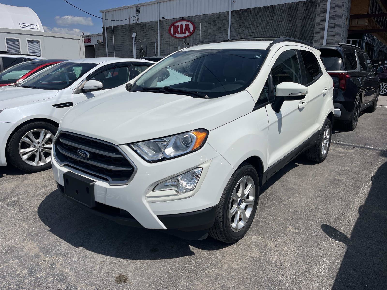 Used 2021 Diamond White Ford SE image 3