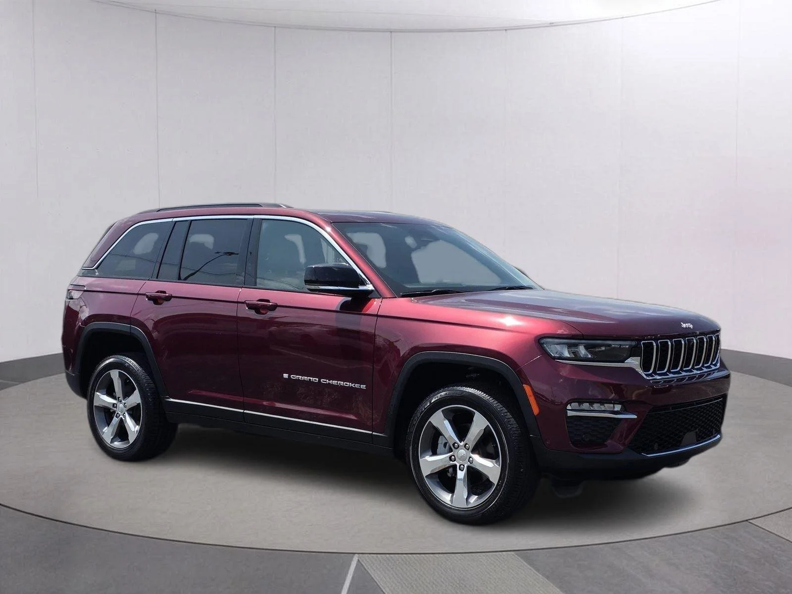 Used 2025 Velvet Red Pearlcoat Jeep Limited image 3