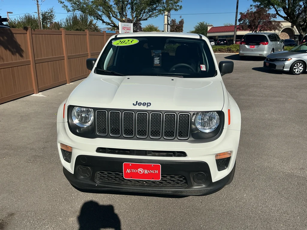 Used 2023 Alpine White Clearcoat Jeep Latitude image 2