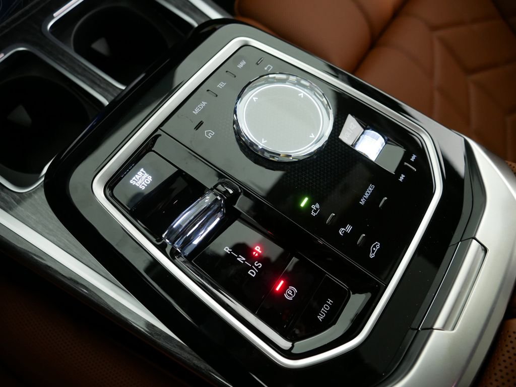 2025 BMW 7 Series 750e - Photo 47