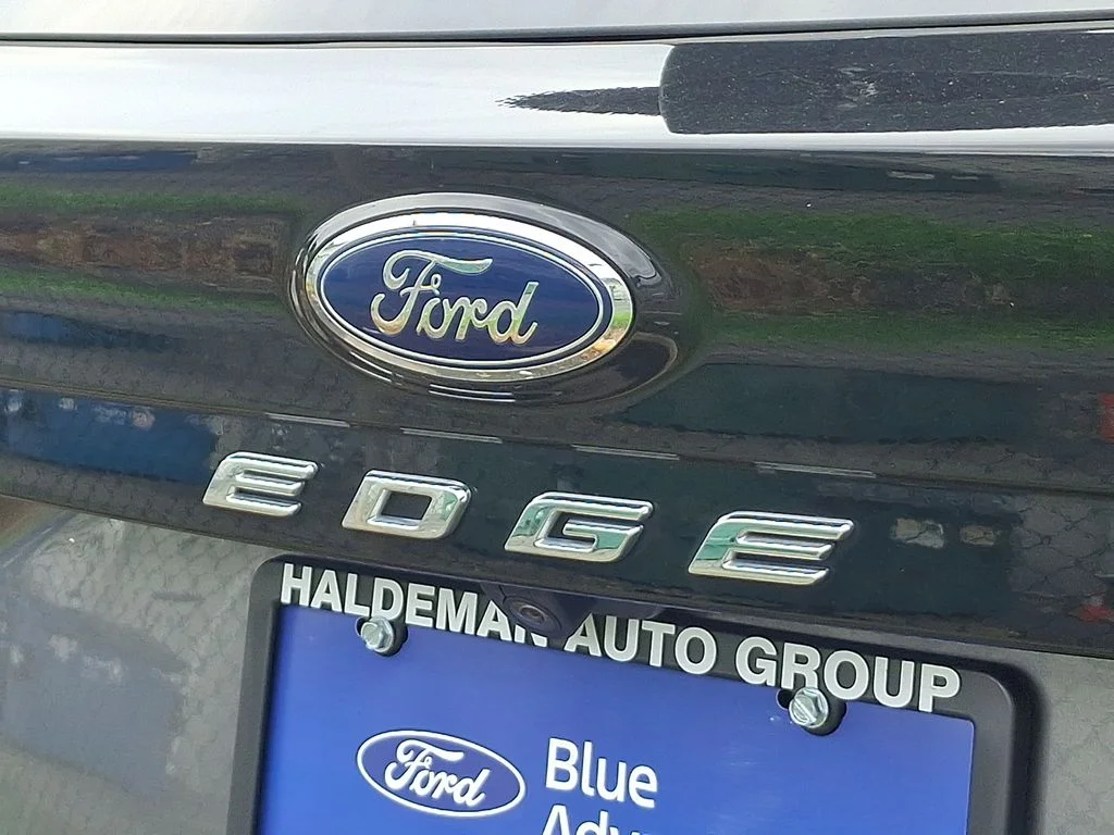 Used 2024 Gray Ford SEL image 8