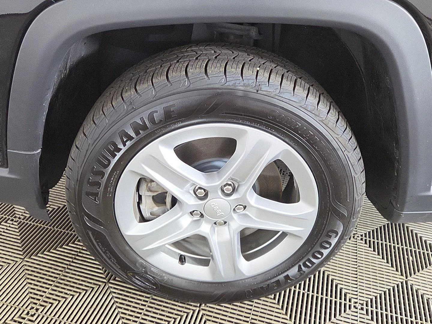 Used 2023 Diamond Black Crystal Pearlcoat Jeep Latitude image 10
