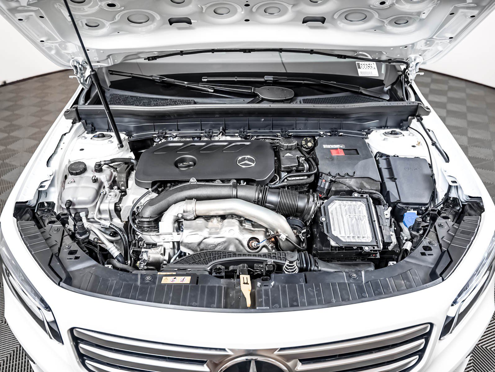 New 2026 Polar White Mercedes-Benz GLB 250 image 3