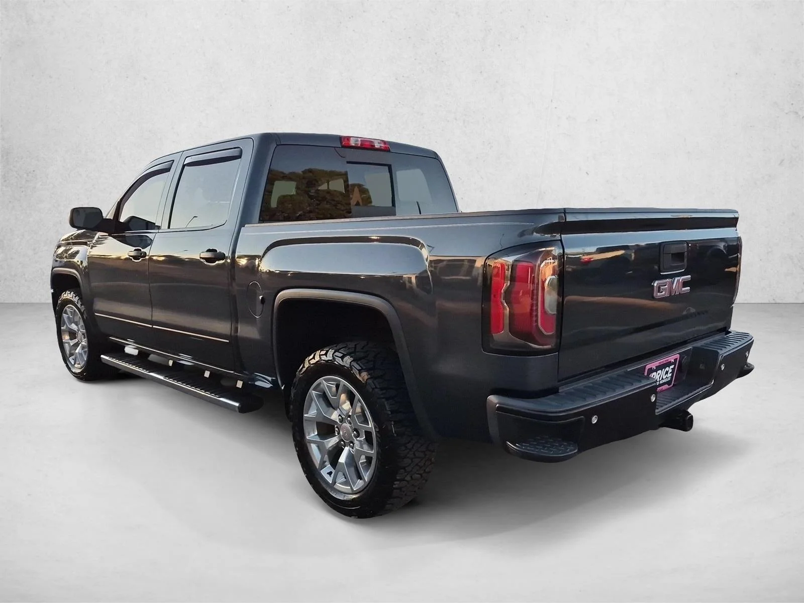 Used 2018 Dark Slate Metallic GMC SLT image 7