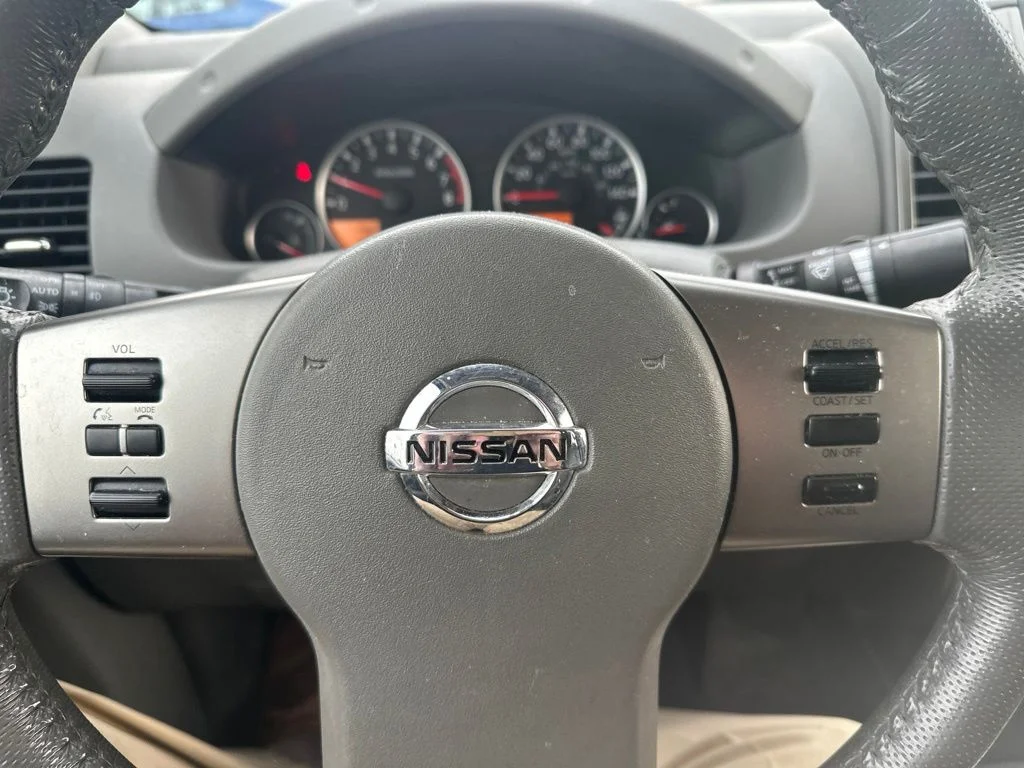 Used 2011 White Nissan SL image 10