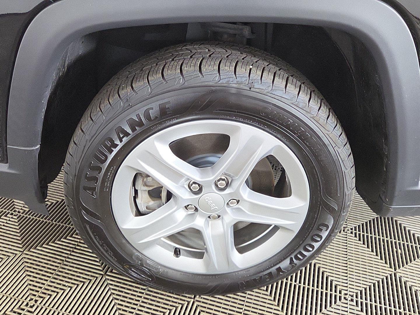 Used 2023 Diamond Black Crystal Pearlcoat Jeep Latitude image 10