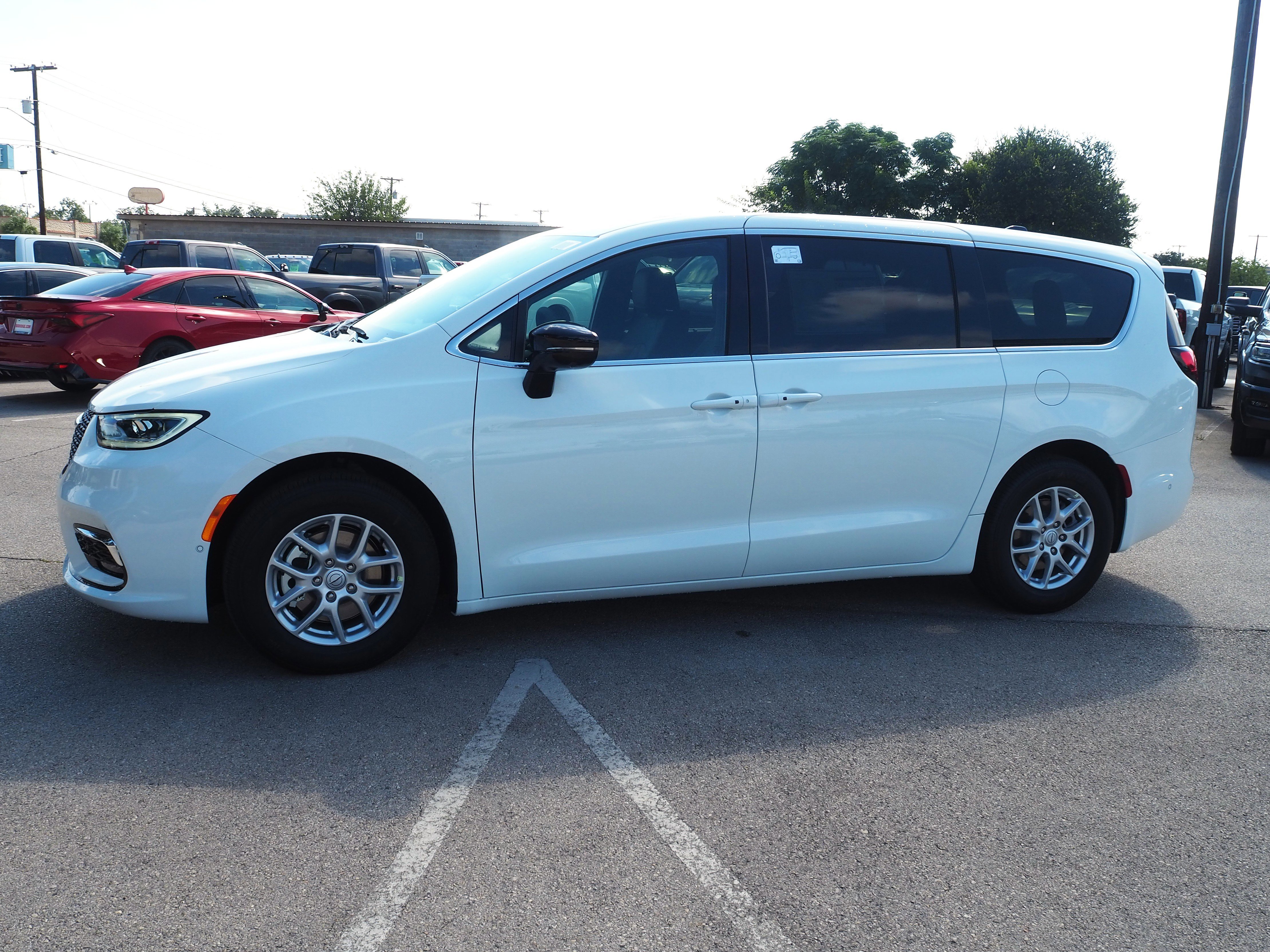 2025 Chrysler Pacifica Select's photo