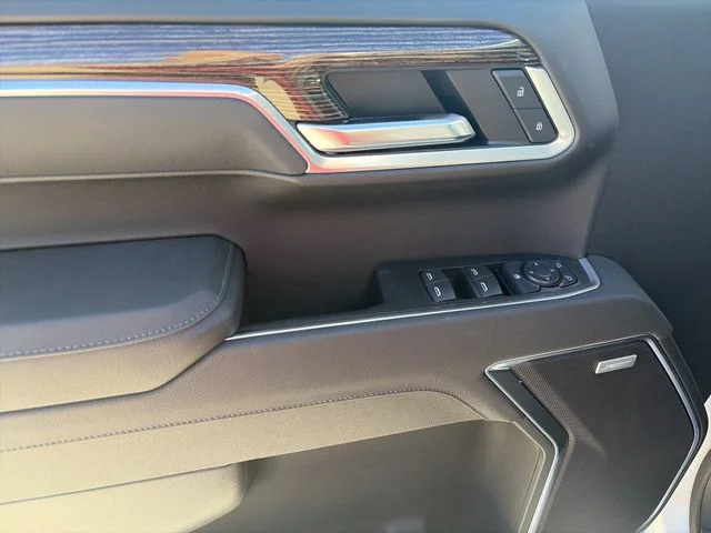 New 2026 White GMC Elevation image 17