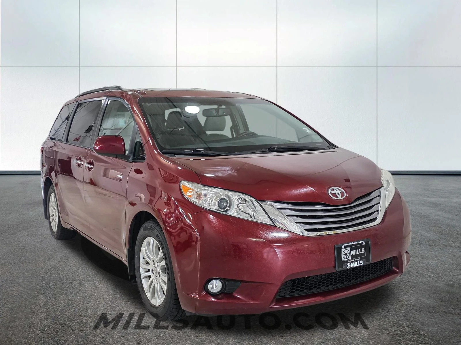 Used 2016 Red Toyota XLE image 10