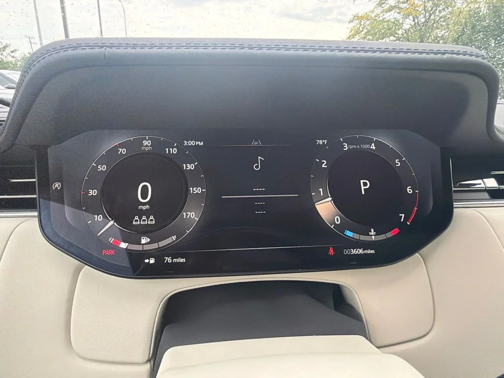 Used 2025 Batumi Gold Premium Metallic Land Rover SE image 17