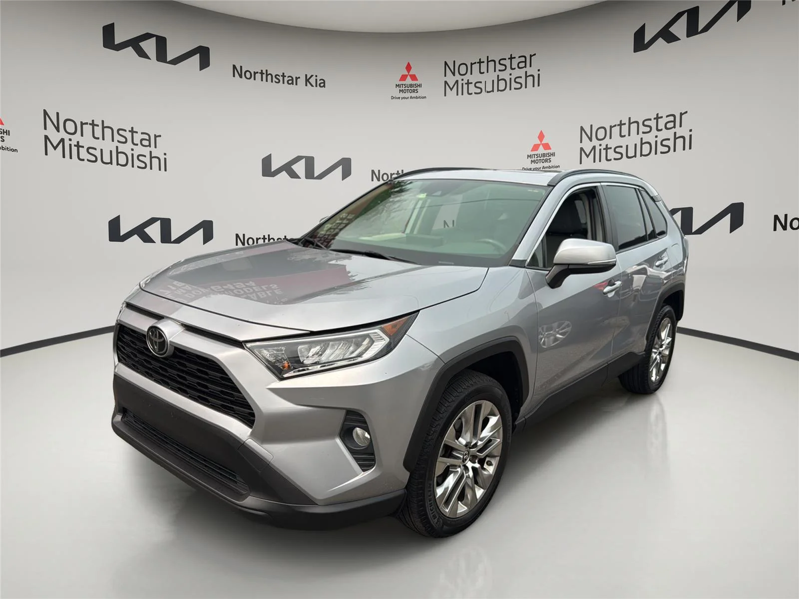 Used 2019 Silver Sky Metallic Toyota XLE Premium image 9