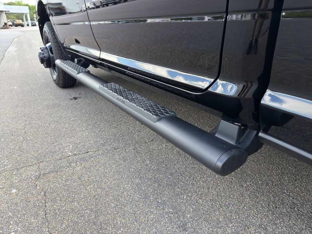 New 2026 Diamond Black Crystal Pearl-Coat Exterior Paint RAM Tradesman image 22