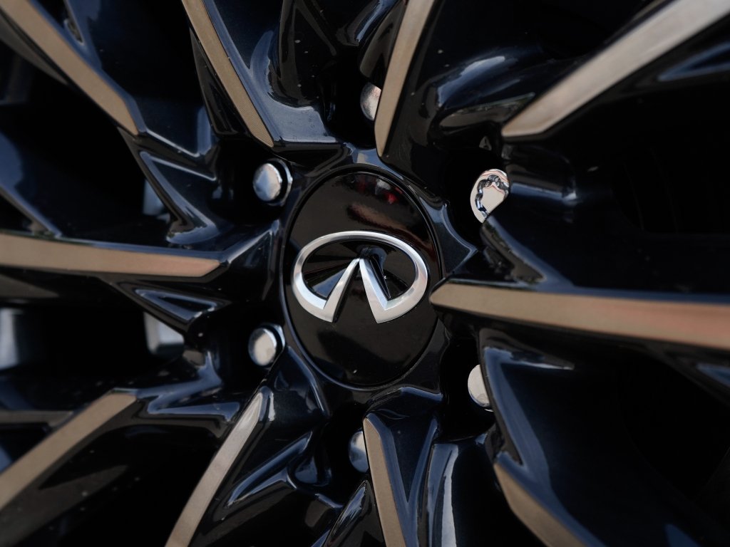 Used 2026 Radiant White/Black Obsidian INFINITI AUTOGRAPH image 8