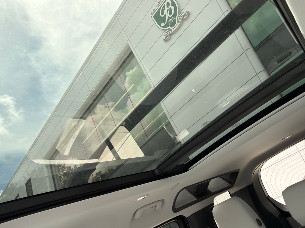 Used 2025 White Land Rover S image 10