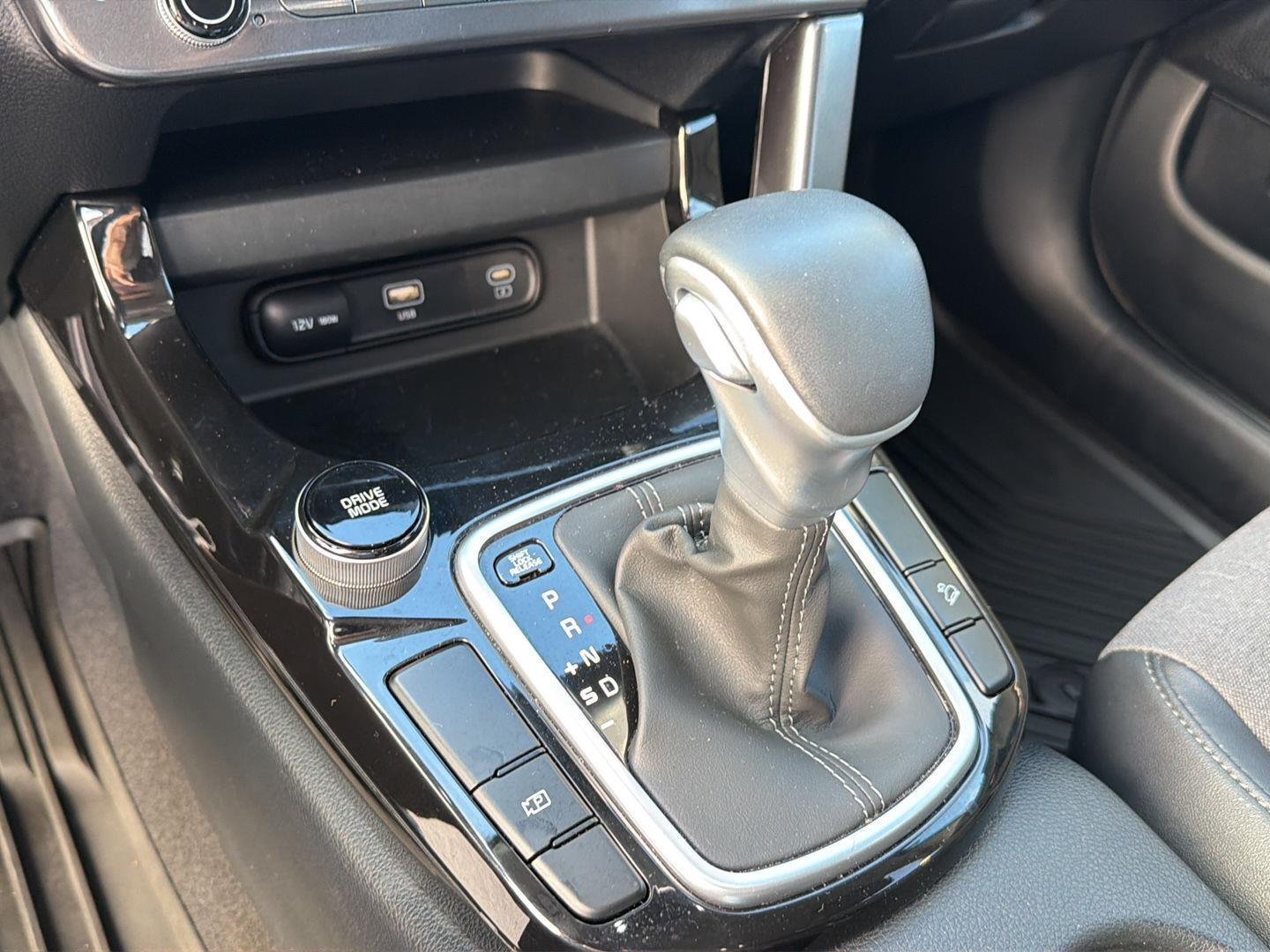Used 2024 Snow White Pearl Kia S image 27