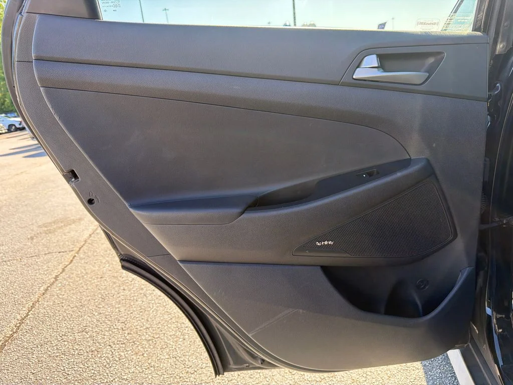 Used 2017 Black Hyundai SE Plus image 21