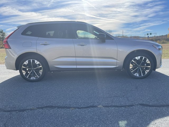 Used 2026 GOLD Volvo Plus image 5