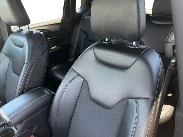 Used 2022 Gray Jeep Latitude image 14