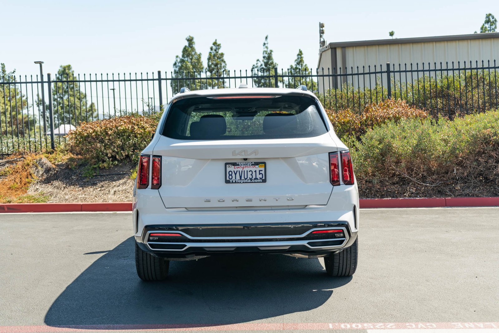 Used 2022 White Pearl Kia EX image 8