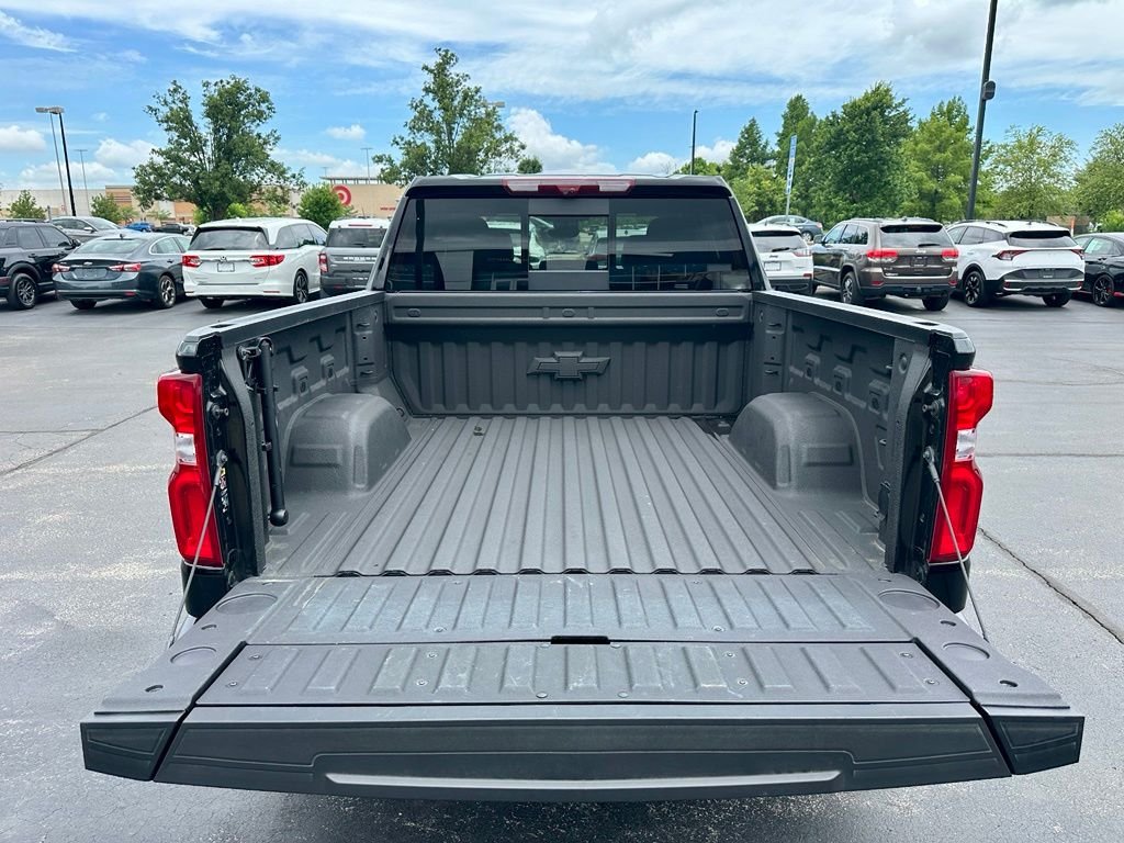 Used 2025 Black Chevrolet High Country image 5