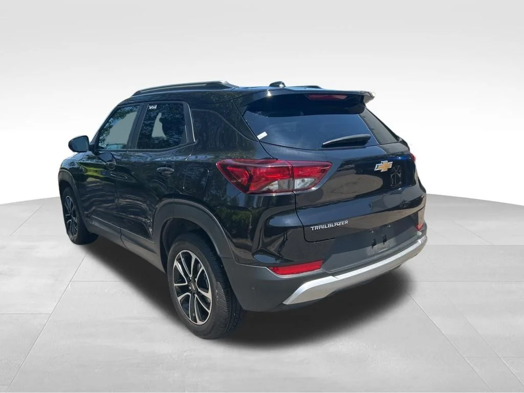Used 2025 Black Chevrolet LT image 5
