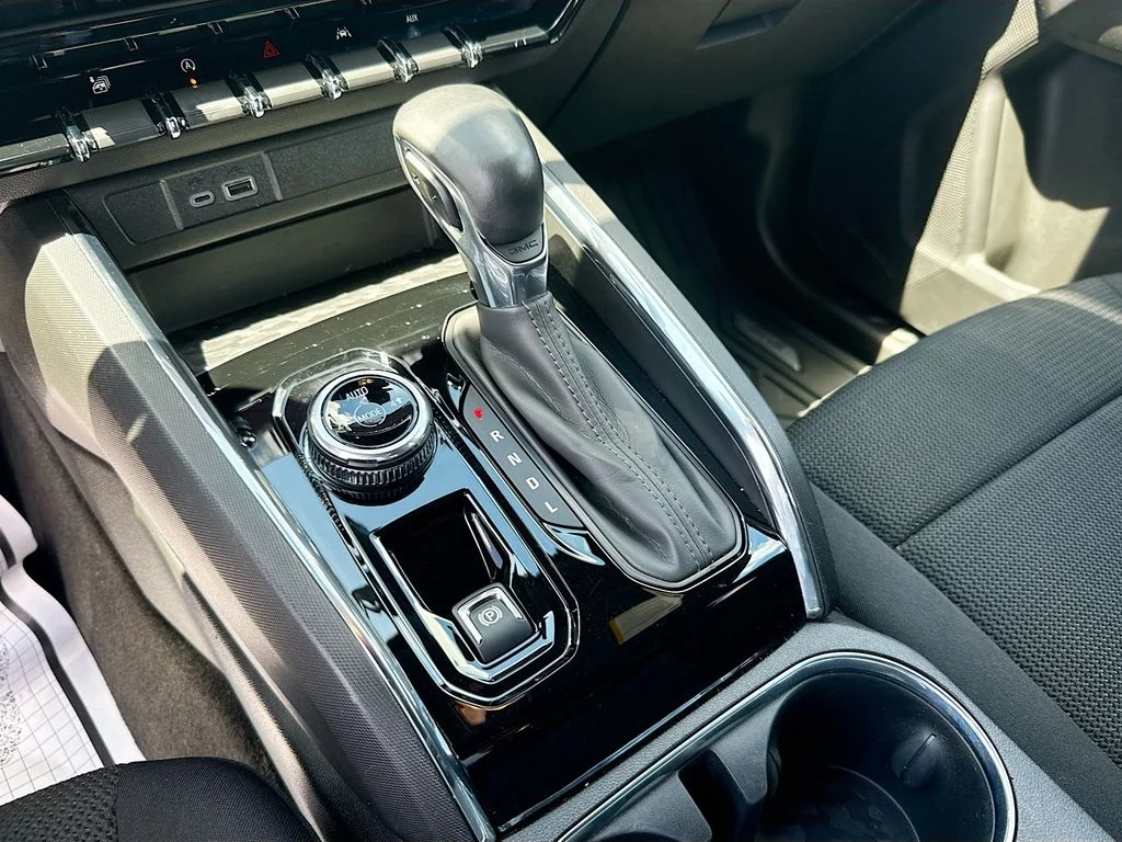 Used 2023 Silver GMC Elevation image 18