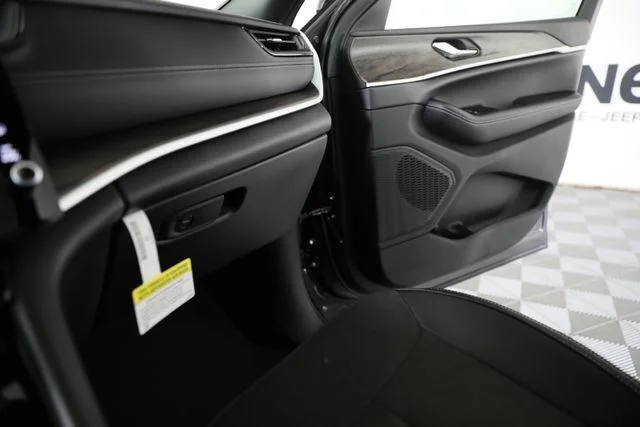 New 2026 Baltic Gray Metallic Clear-Coat Exterior Paint Jeep Altitude image 13