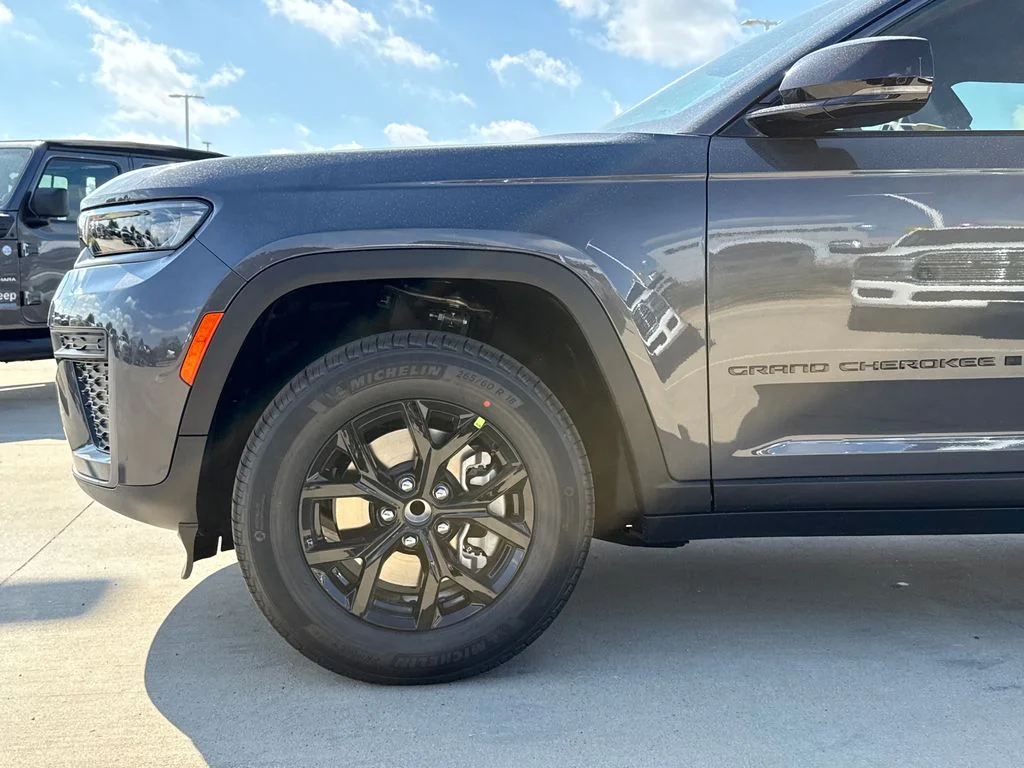 New 2026 Baltic Gray Metallic Clear-Coat Exterior Paint Jeep Altitude image 4