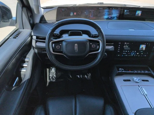 Used 2025 White Lincoln Reserve image 17