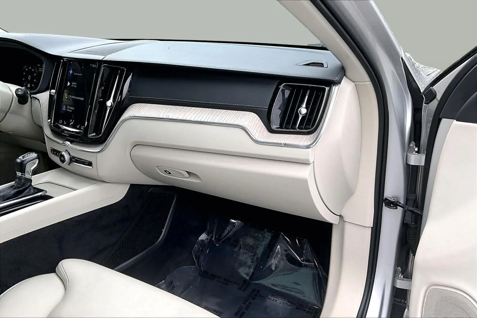 Used 2019 Bright Silver Metallic Volvo Inscription image 19