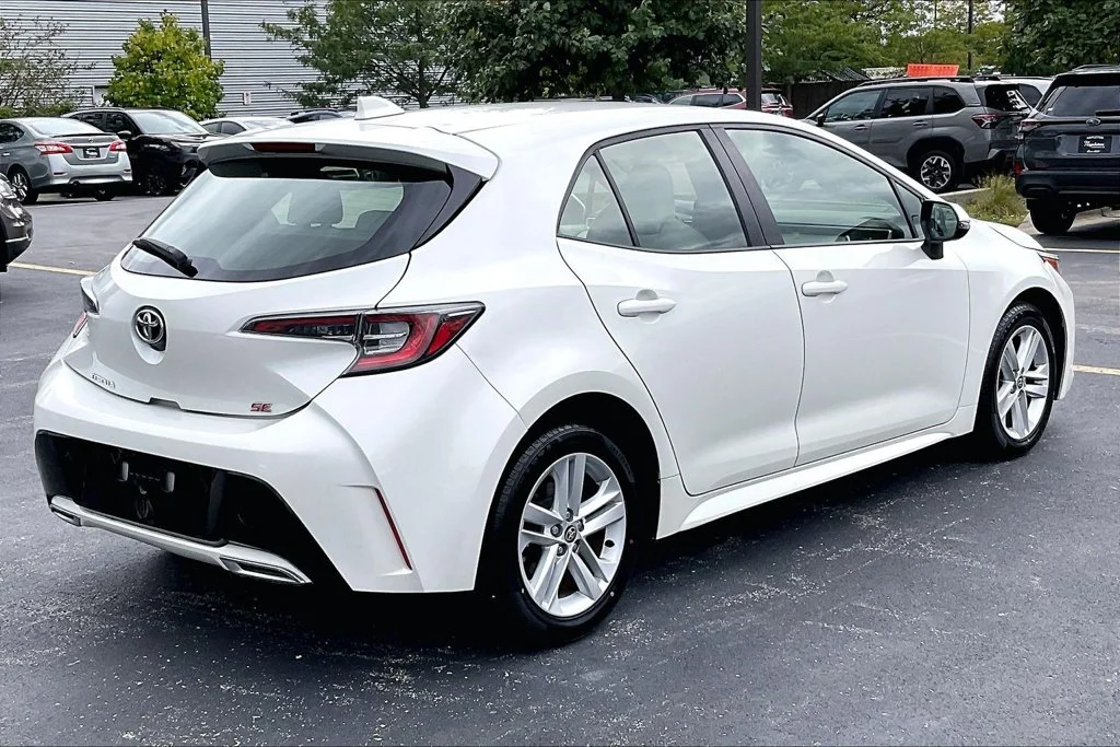 Used 2019 White Toyota SE image 16