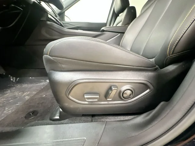 New 2026 Diamond Black Crystal Pearlcoat Jeep Laredo image 15