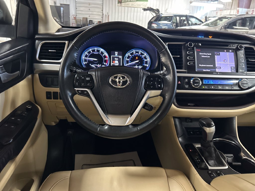 Used 2015 White Toyota XLE V6 image 17