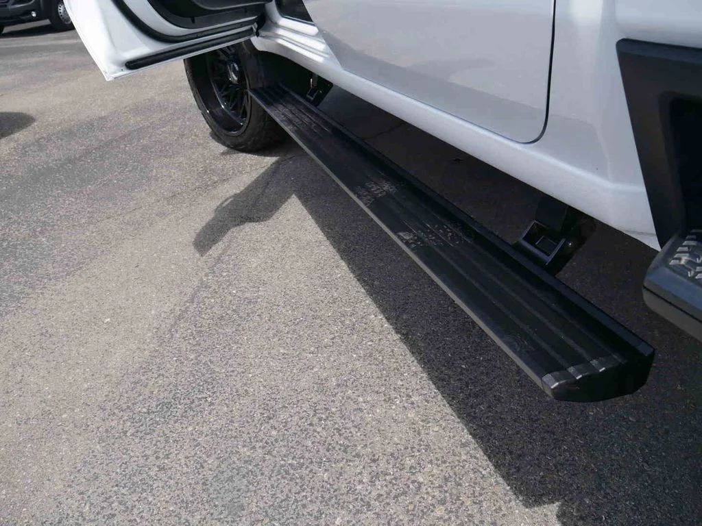 Used 2025 White GMC AT4 image 25