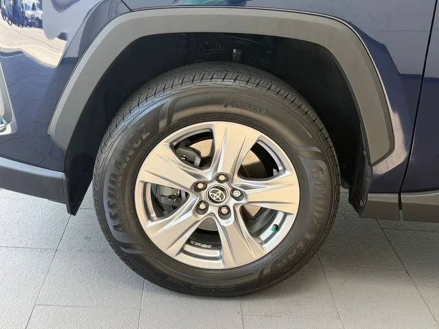 Used 2022  Toyota XLE image 4