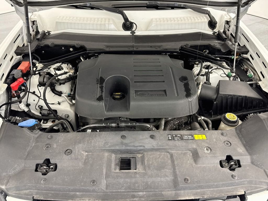 Certified Used 2024 White Land Rover X-Dynamic SE image 31