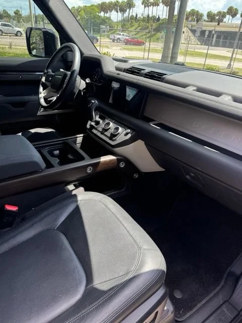 Used 2023 Gray Land Rover SE image 8