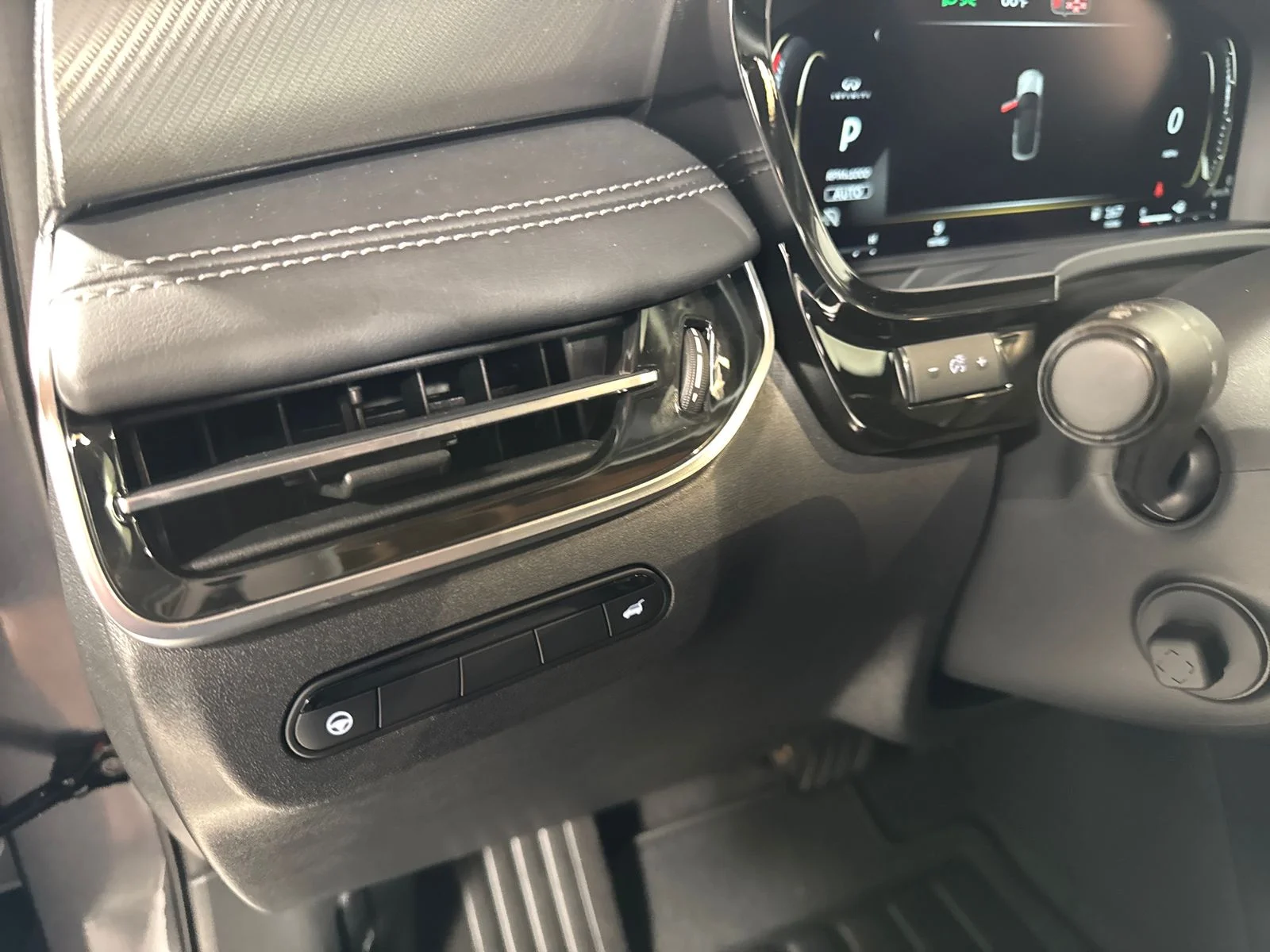 New 2027 GRAPHITE SHADOW INFINITI Luxe AWD image 14