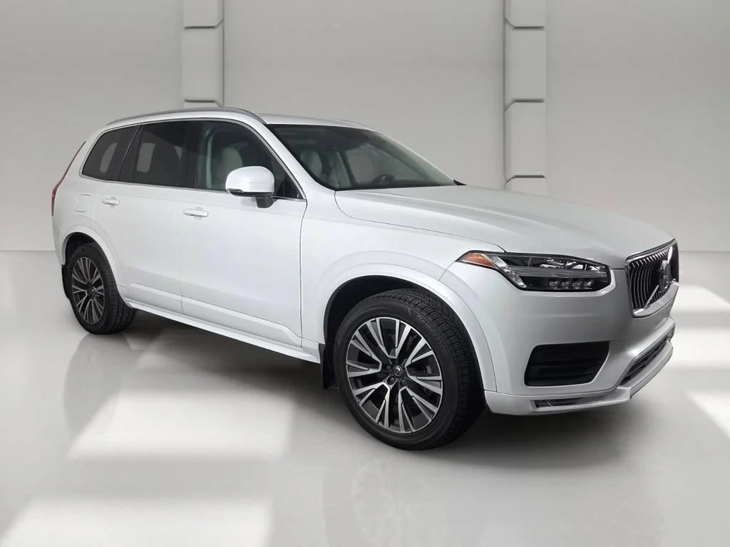 Used 2020 Crystal White Volvo Momentum image 2