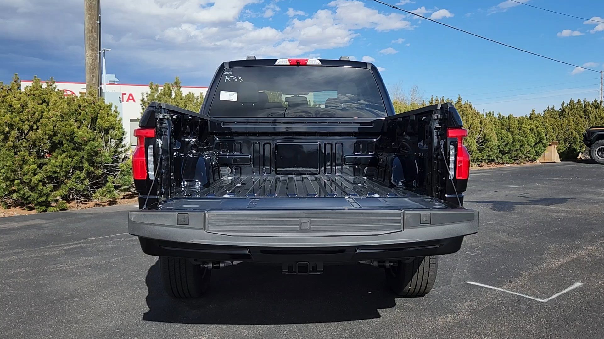 2025 Ford F-150 Lightning Flash - Photo 17