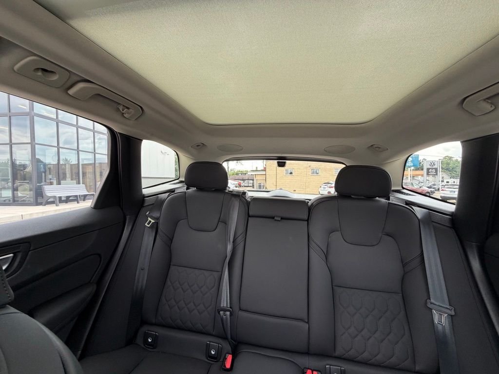 2026 Volvo XC60 Plus - Photo 12