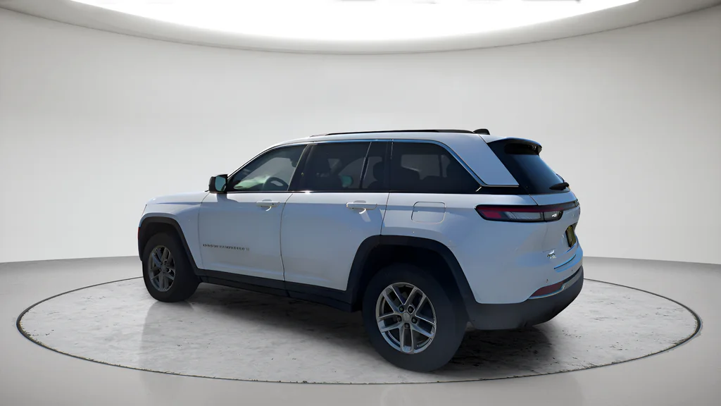 Used 2024 White Jeep Laredo X image 5