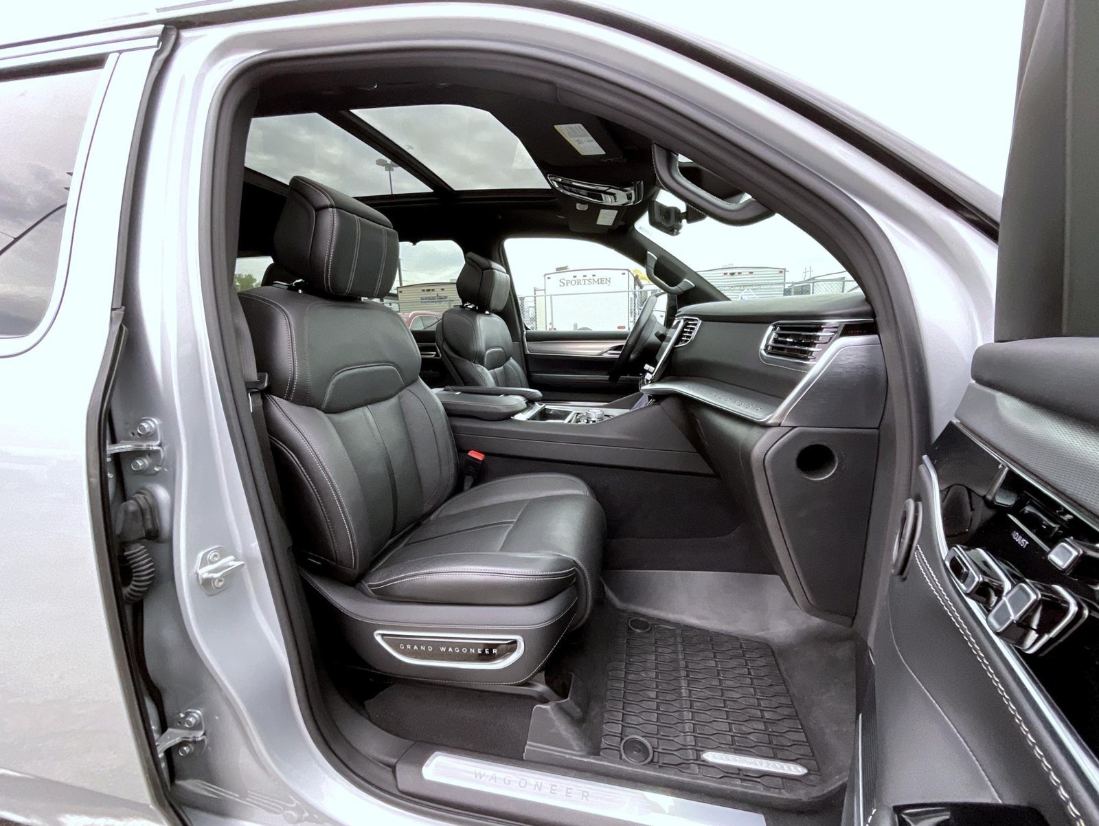 Used 2023 Silver Jeep Base image 15
