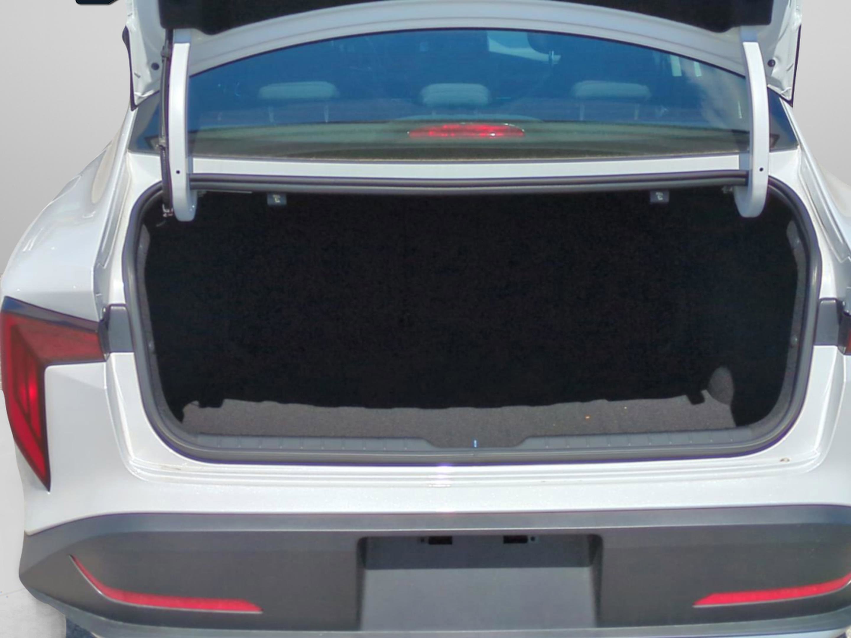 New 2026 Snow White Pearl Kia LXS image 14