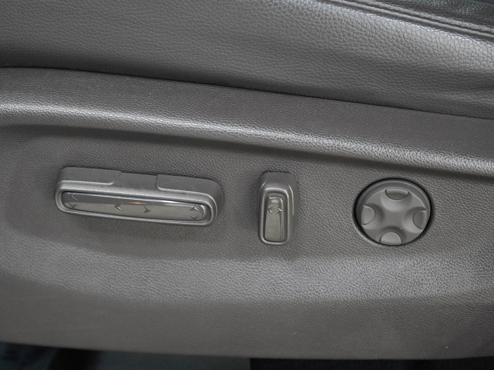 Used 2018 Pacific Pewter Metallic Honda Touring Auto image 27
